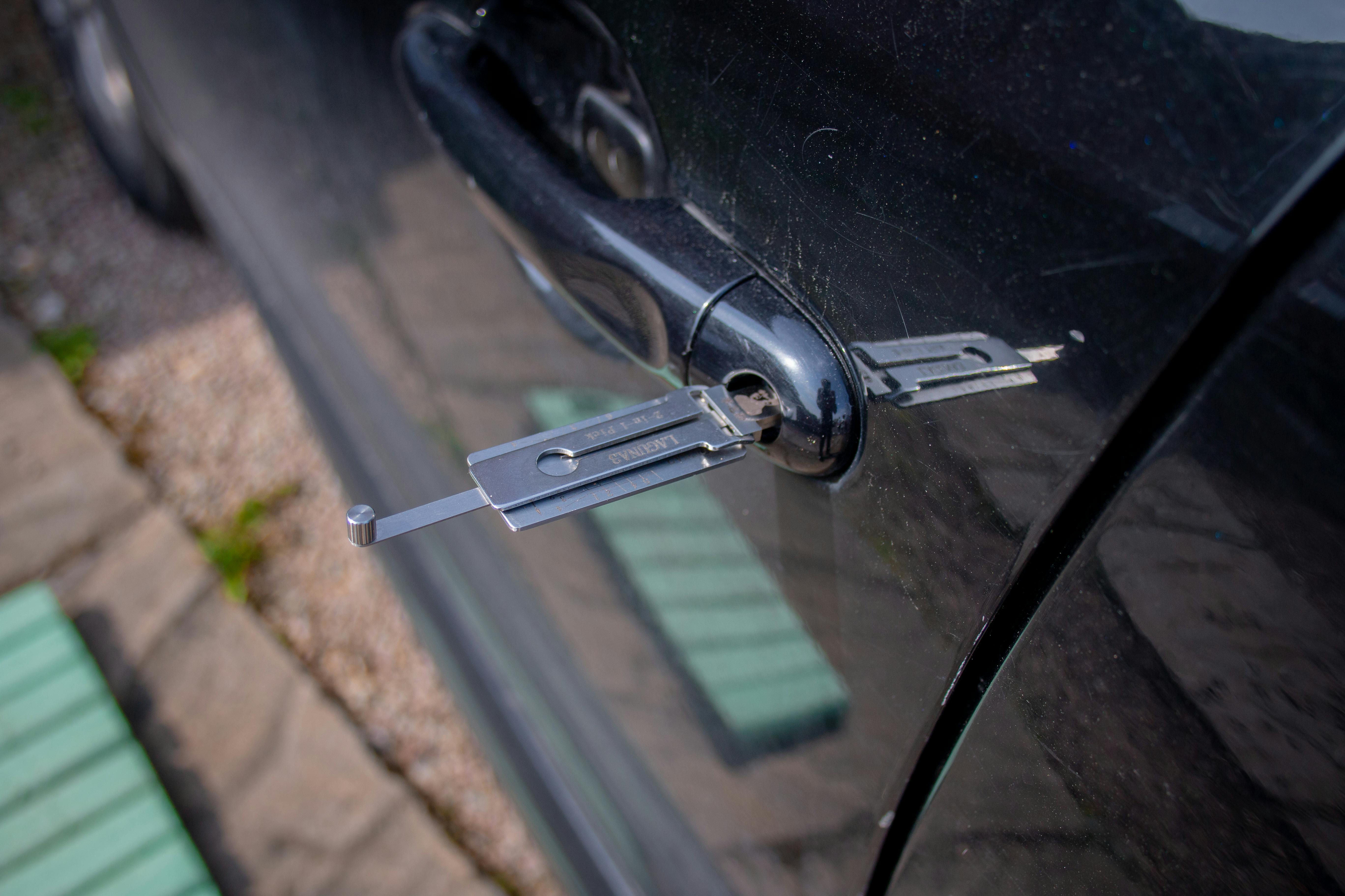 auto locksmith vs dealership